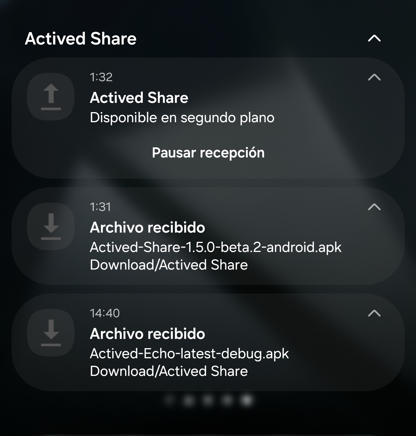 Pantalla móvil de Actived Share con notificaciones de archivos recibidos y una transferencia en segundo plano.